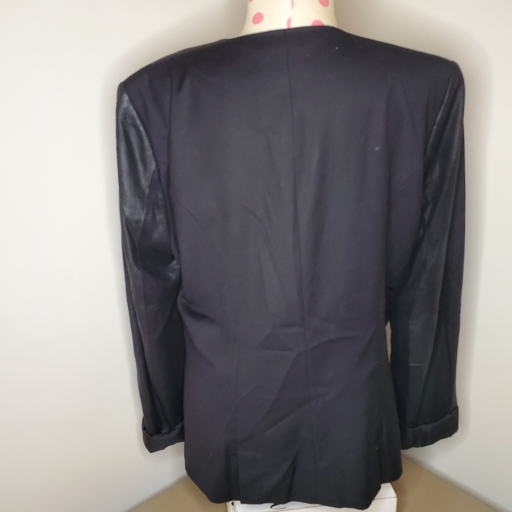 Blazer - Picture 6 of 6